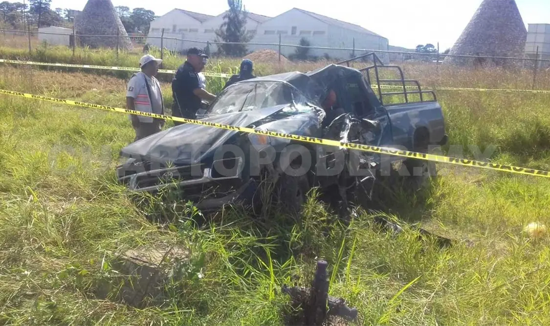 Muere hombre prensado durante accidente carretero