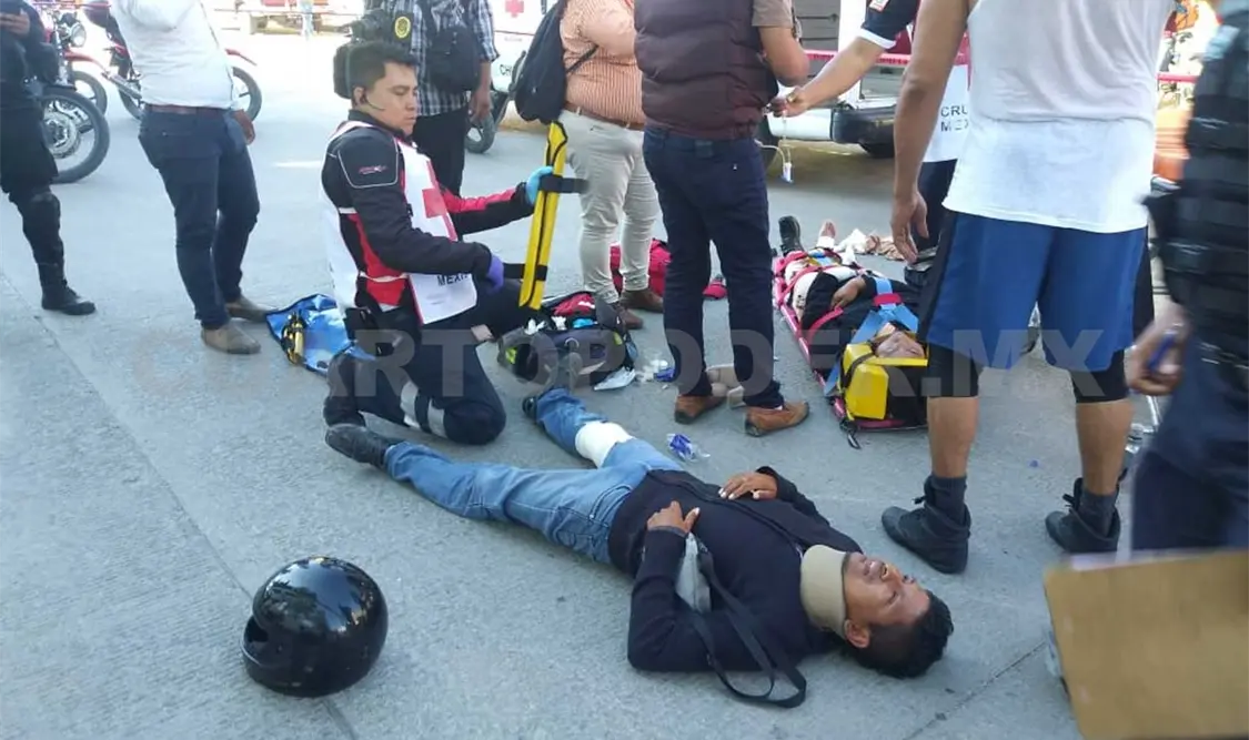 Motociclistas son embestidos frente al Panteón Municipal