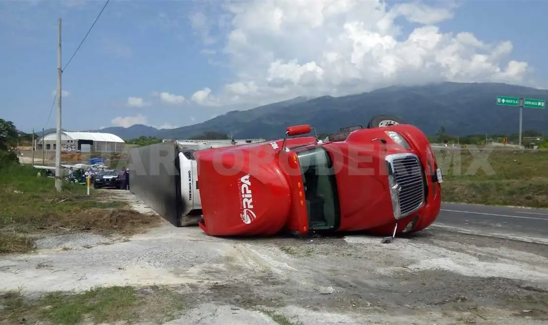 Tráiler vuelca en la Curva del Diablo