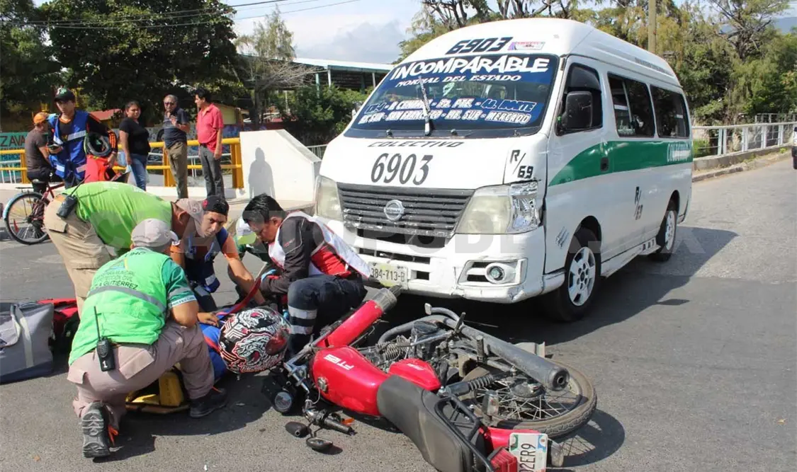 Motorrepartidor es embestido por colectivo
