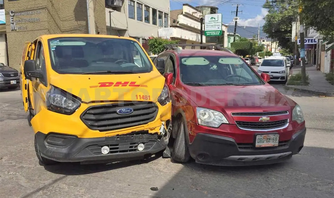 Aparatoso choque deja a conductor herido