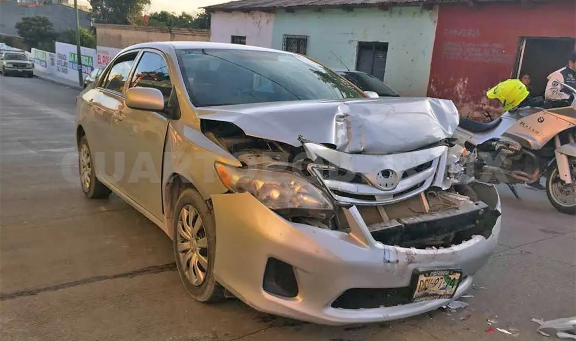 Conductor de sedán se estrella contra camioneta