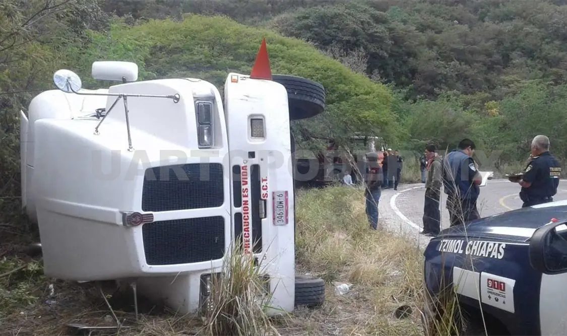 Recostada sobre su lado derecho quedó el tráiler que transportaba más de 30 toneladas de harina. Flor Cordero / CP
