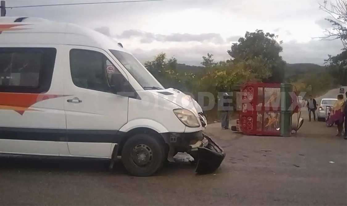La unidad de pasaje quedó destrozada de la parte frontal debido al fuerte encontronazo. Dalia Villatoro / CP