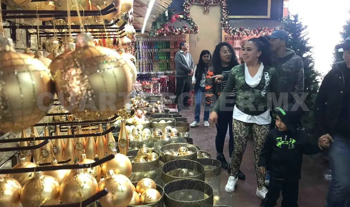 Renace producción de esferas navideñas