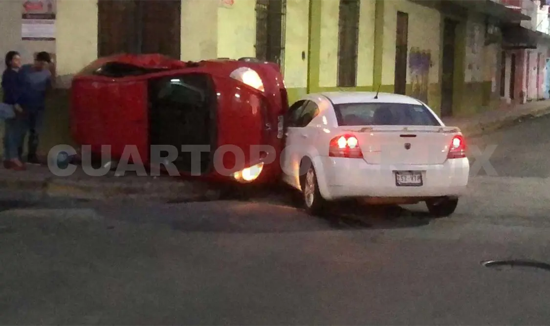 Fuerte choque deja a un vehículo volcado