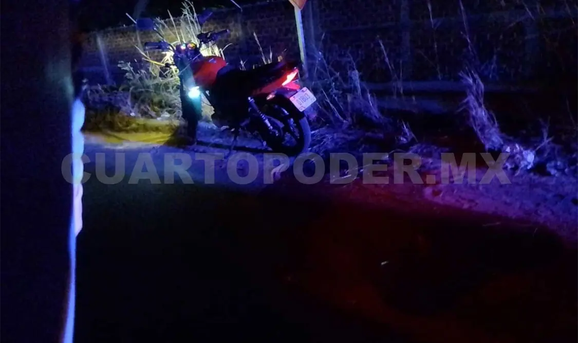 Joven motociclista derrapa y muere
