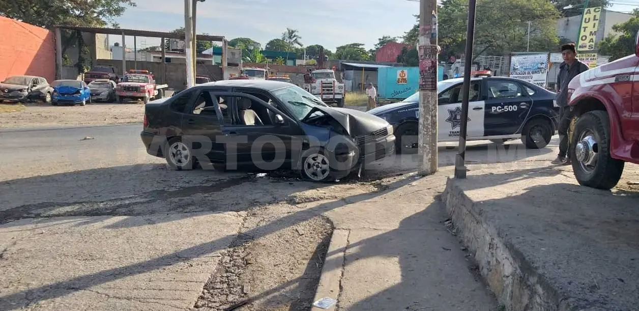 Tres lesionados en fuerte accidente automovilístico