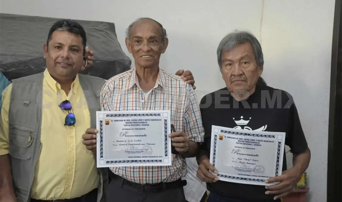 Comisión entrega reconocimientos