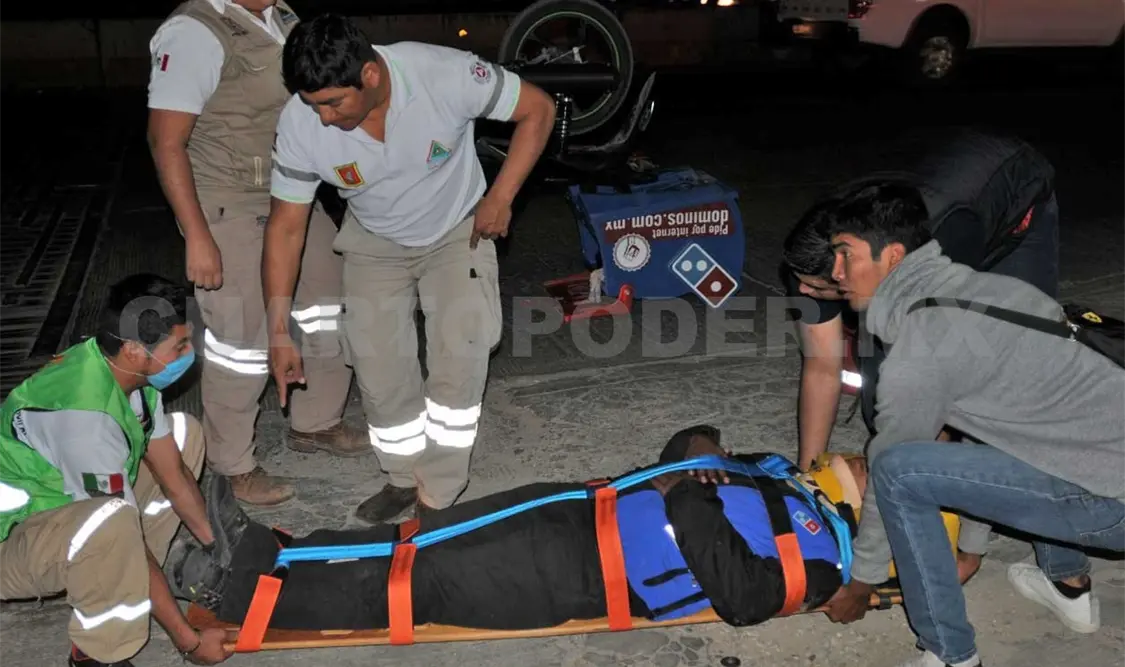 Motociclista cae en alcantarilla y queda lesionado