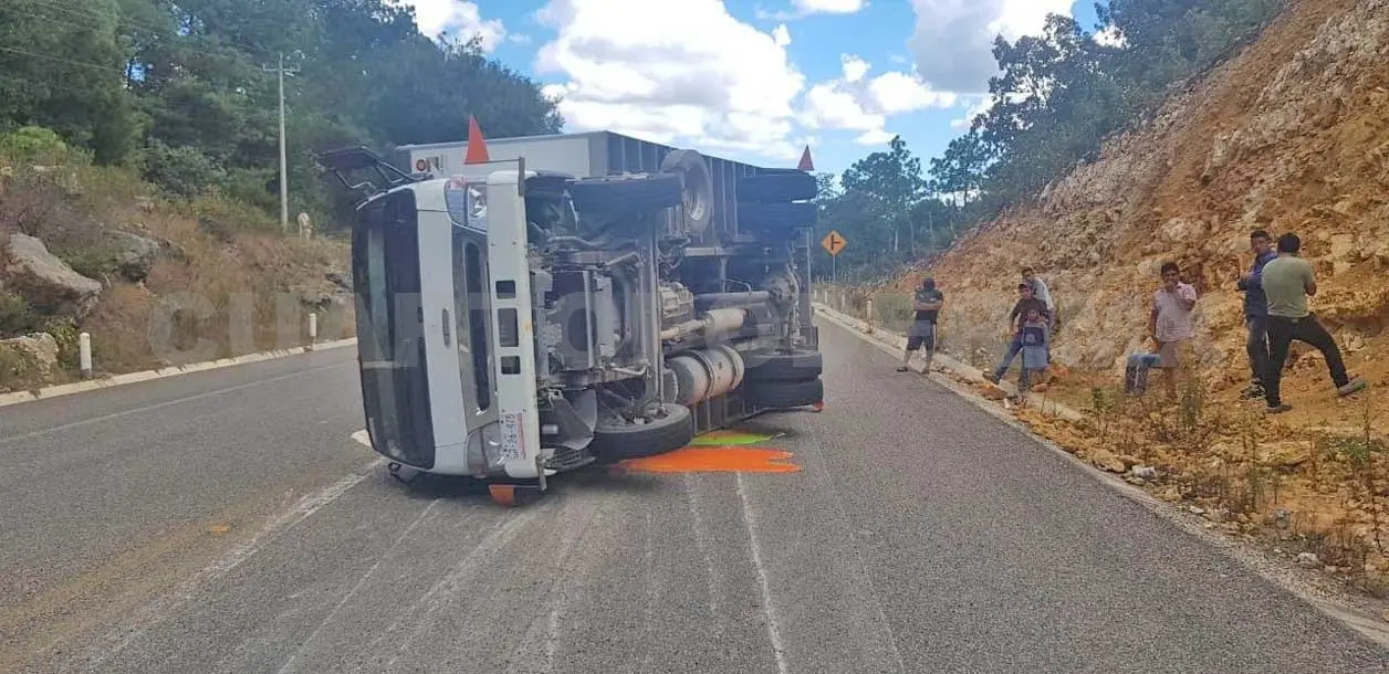 Camión quedó volcado sobre la carretera