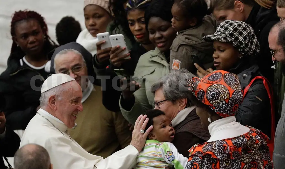 El papa pide “no mundanizar” la Navidad