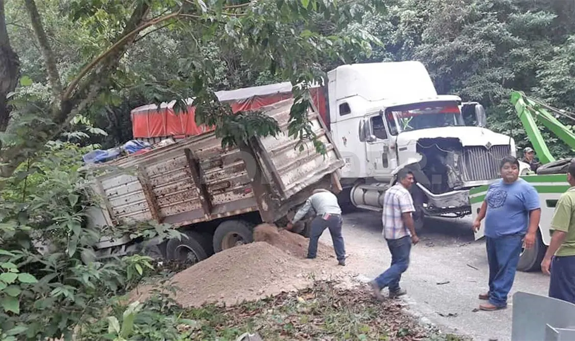 Encontronazo entre colosos; un camión quedó en la maleza