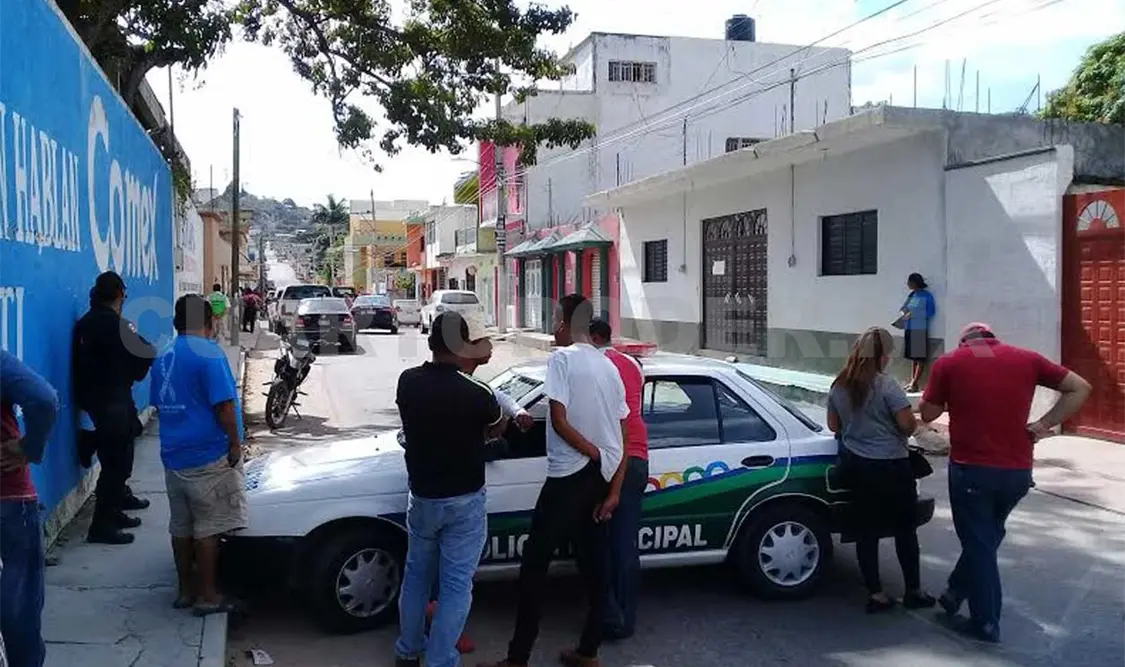 Hombres armados disparan a policías; detienen a uno