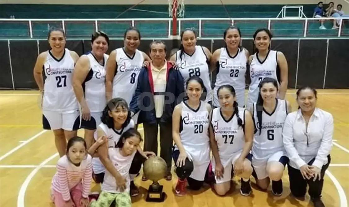 Don Chalo levanta el trofeo de campeón ante Coapilla