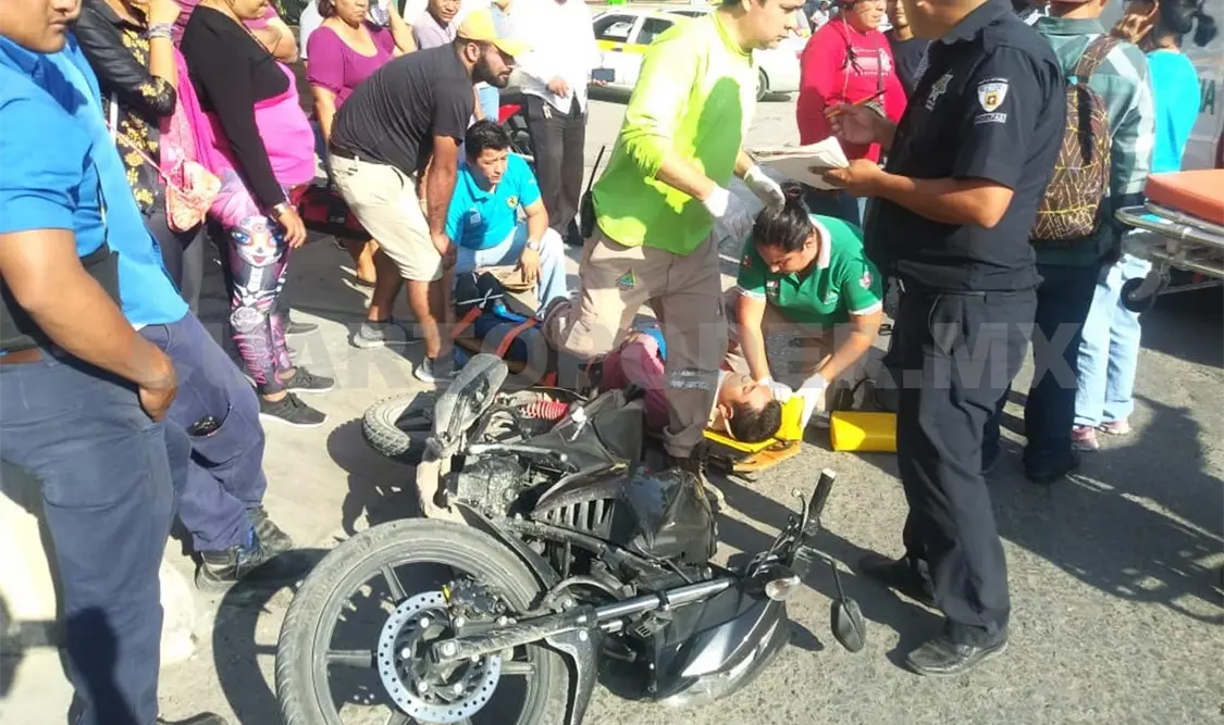 Motociclista se estrella contra puerta y queda herido