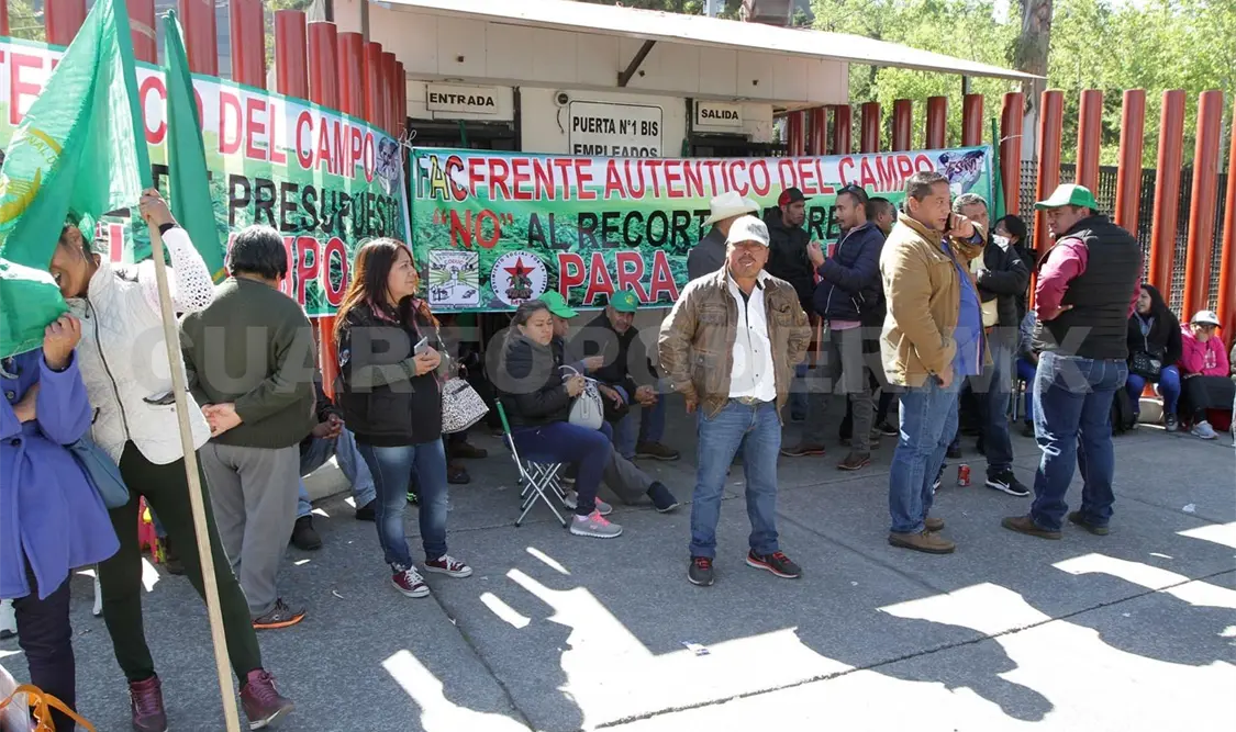Campesinos encierran a diputados y trabajadores