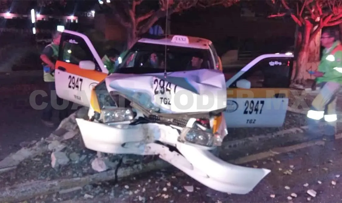 Taxista queda dormido y se estrella contra árbol