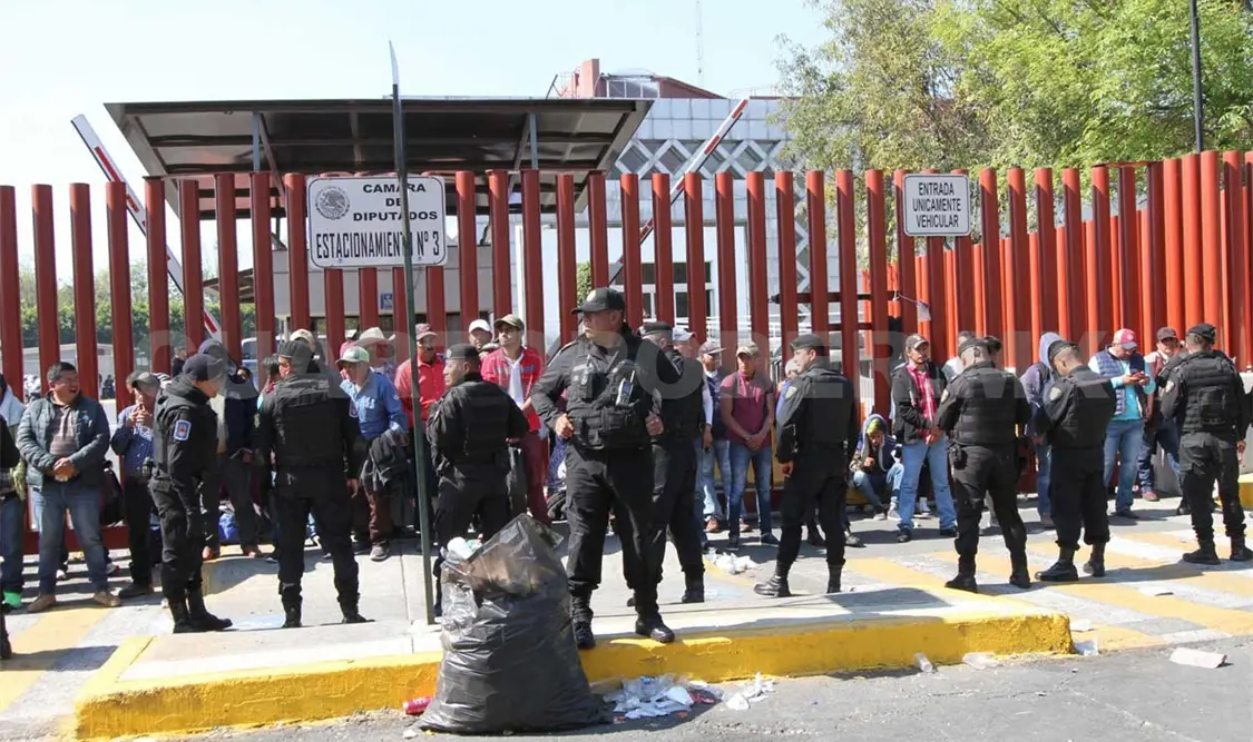 Policías y campesinos bloquean accesos