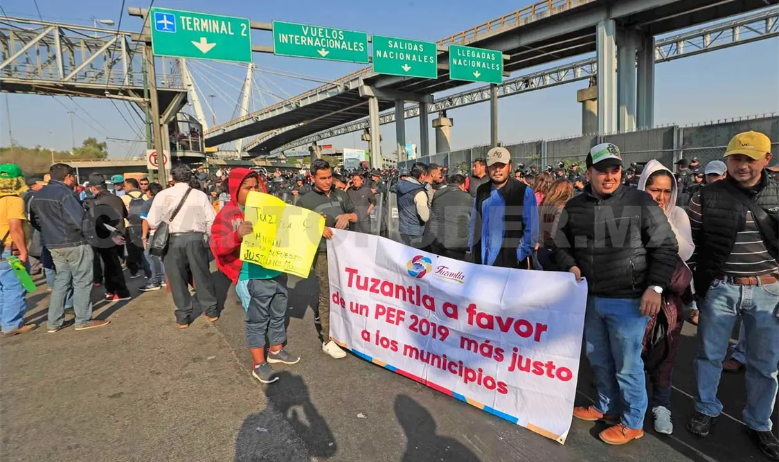 Alrededor de 30 alcaldesas y alcaldes perredistas de Michoacán, Guerrero, Estado de México y Veracruz se manifestaron. Agencias