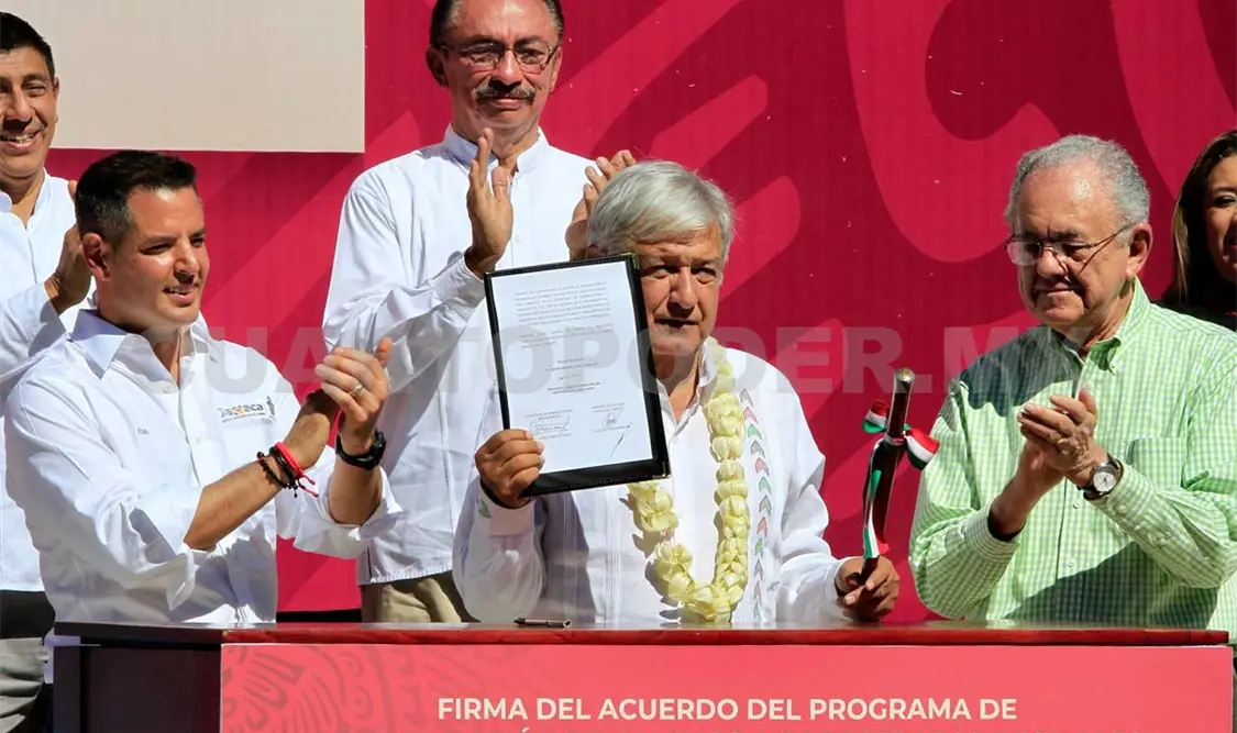 El presidente López Obrador inició la entrega directa de recursos acompañado por el titular de la SCT, Javier Jiménez Espriú. Notimex