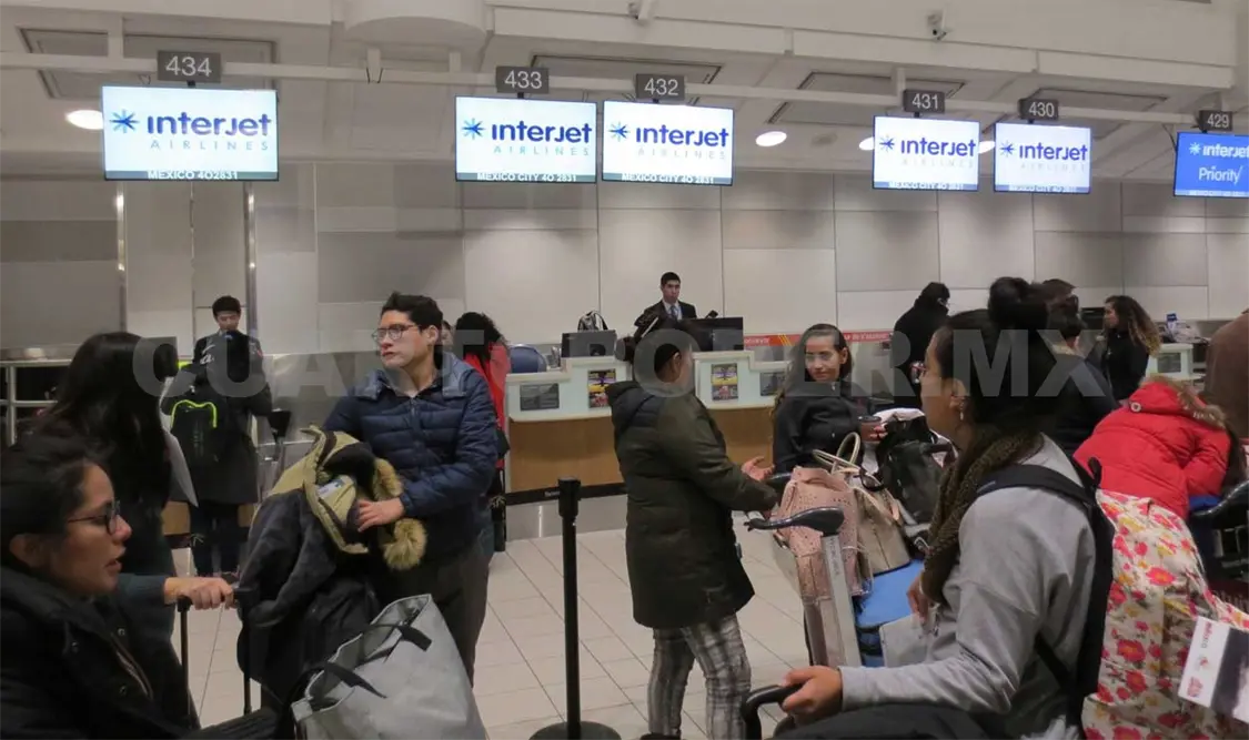 Se revisan cuatro millones y medio de maletas a turistas, donde se detecta y destruye al menos 430 toneladas de productos de riesgo cada año. Notimex