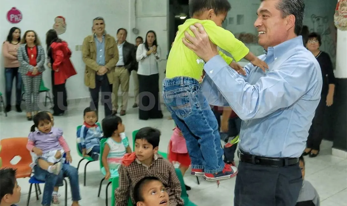 Convive Rutilio Escandón con niños de Casa Hogar