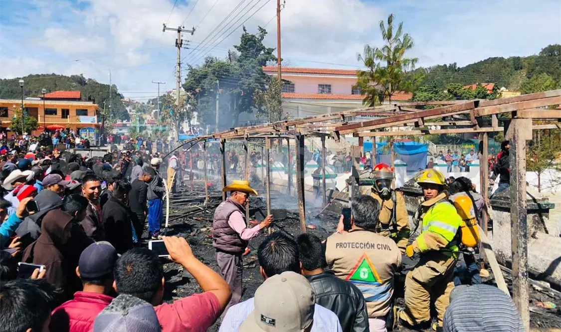 Se incendian puestos de pirotecnia en mercado