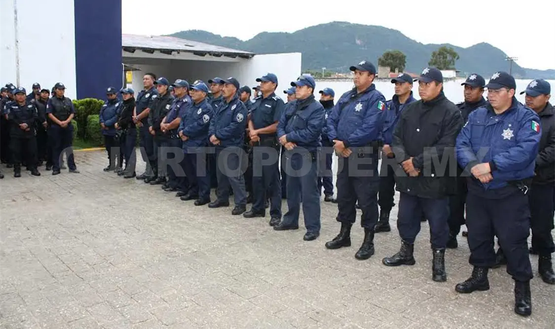 Entregan estímulos y reconocimientos a policías
