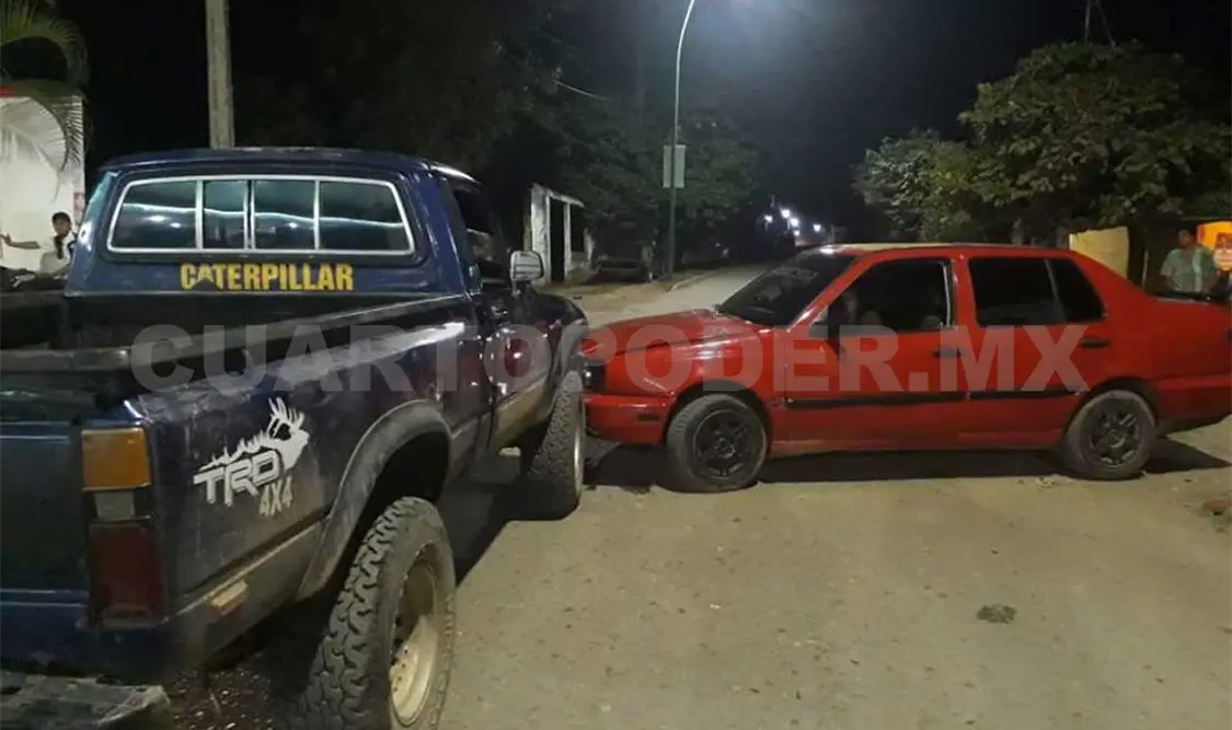 Choca su Jetta y trata de darse a la fuga; dejó abandonado su carro