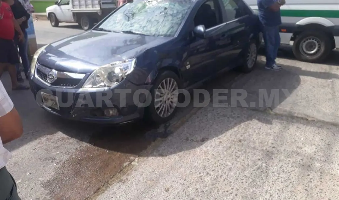 Conductor provoca accidente y deja su vehículo