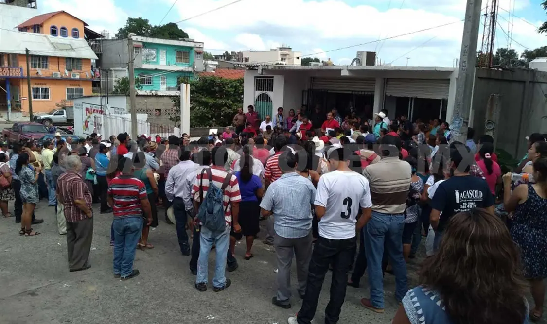Movimiento popular toman oficinas de la CFE