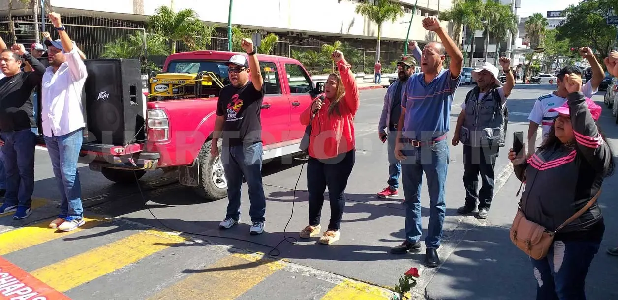 Normalistas piden justicia por maestros asesinados