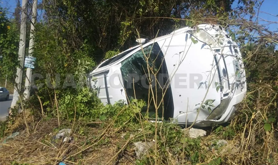 Veloz conductor vuelca y abandona el vehículo