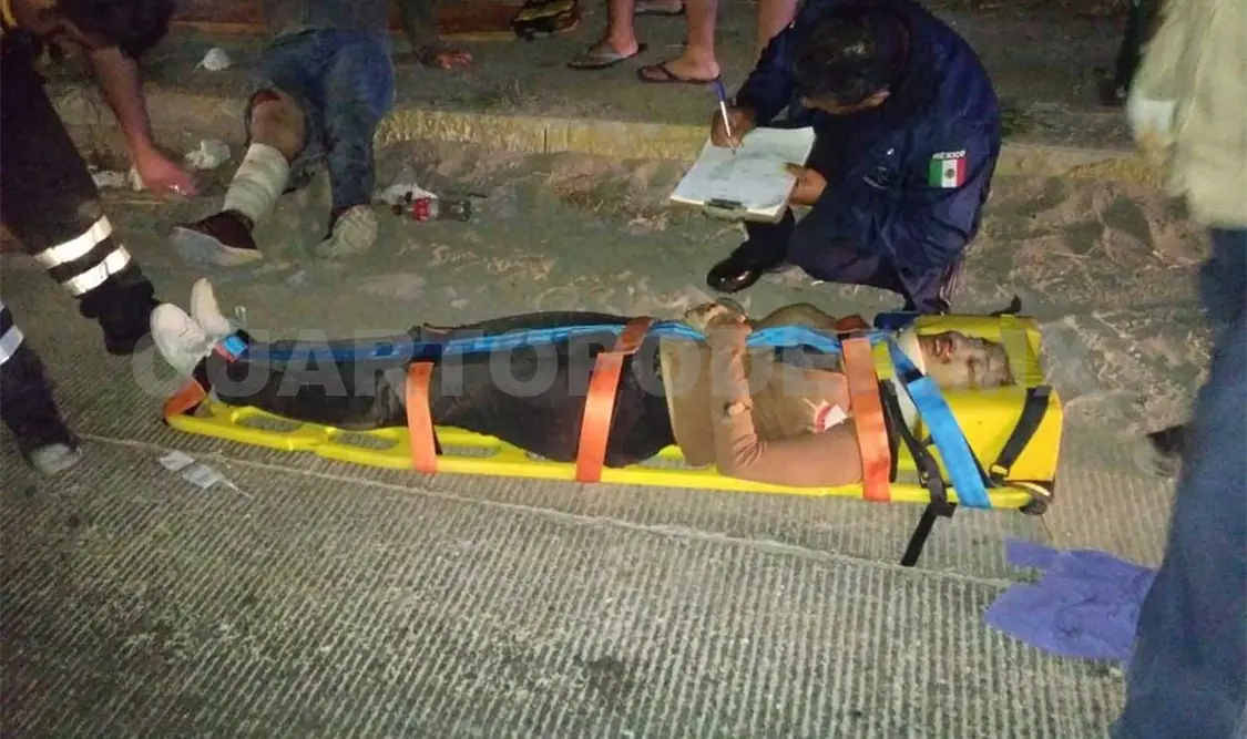 Pareja de motociclistas derrapan y terminan con serias lesiones