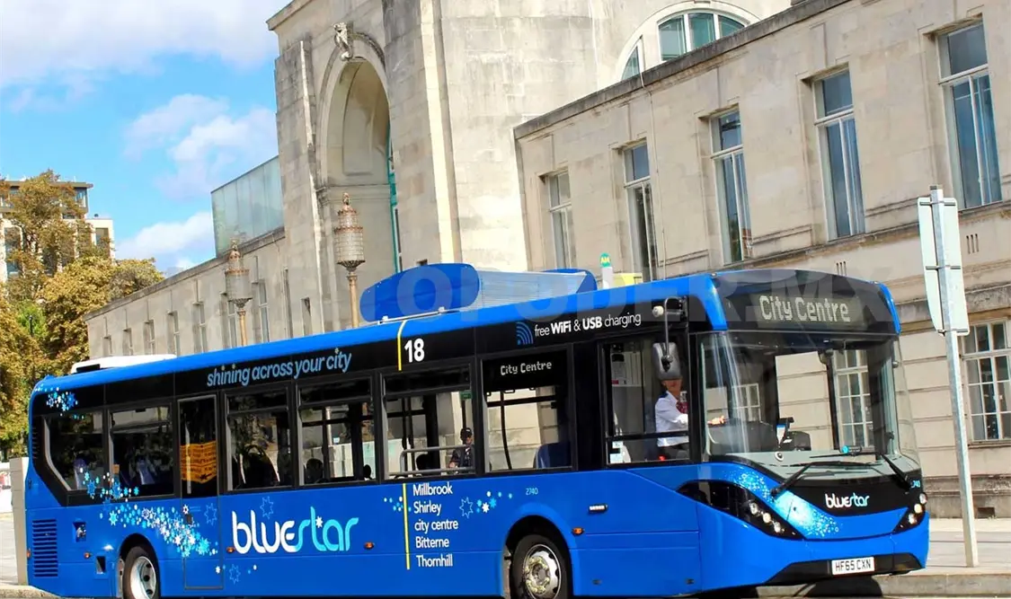 Lanzan primer autobús ecológico que limpia el aire
