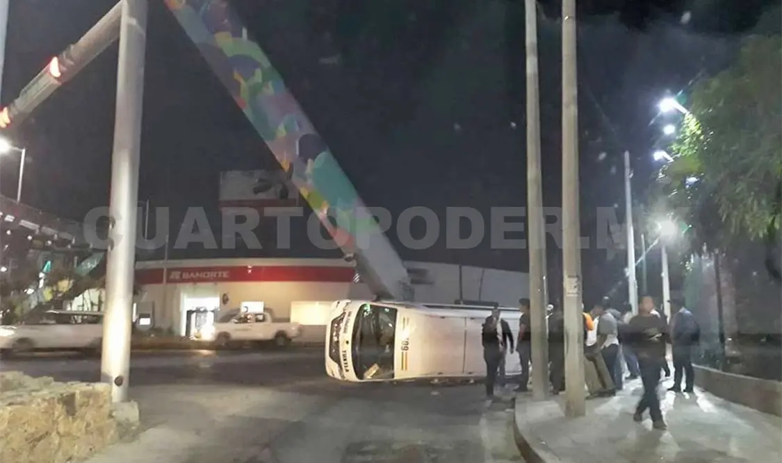Tres lesionados en volcadura de colectivo