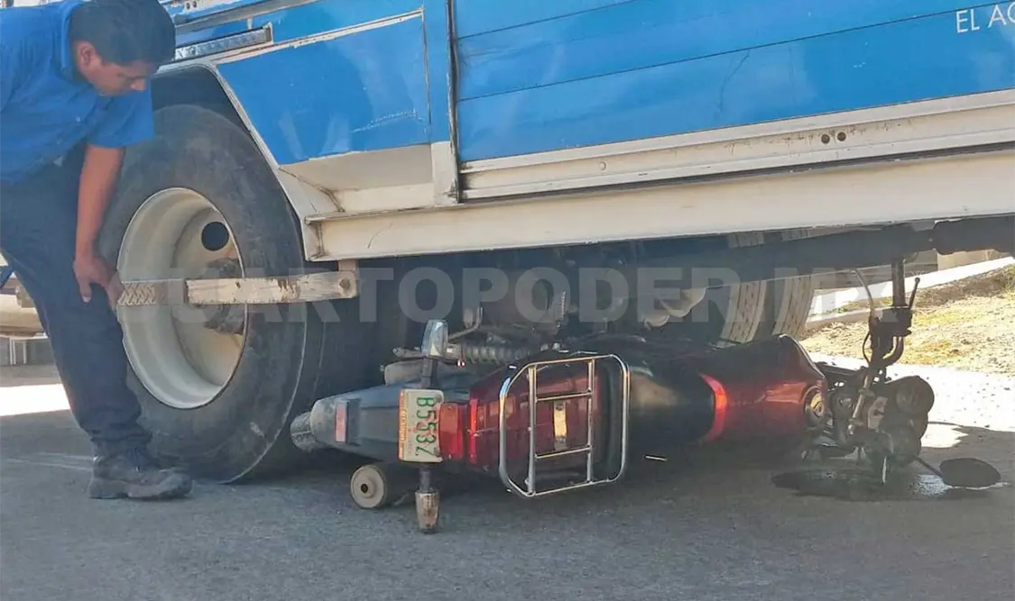 Motociclista termina debajo de un camión