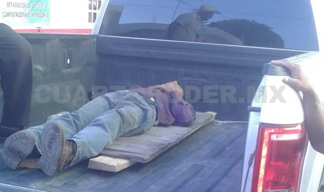Queda herido mototaxista al estrellarse contra camioneta