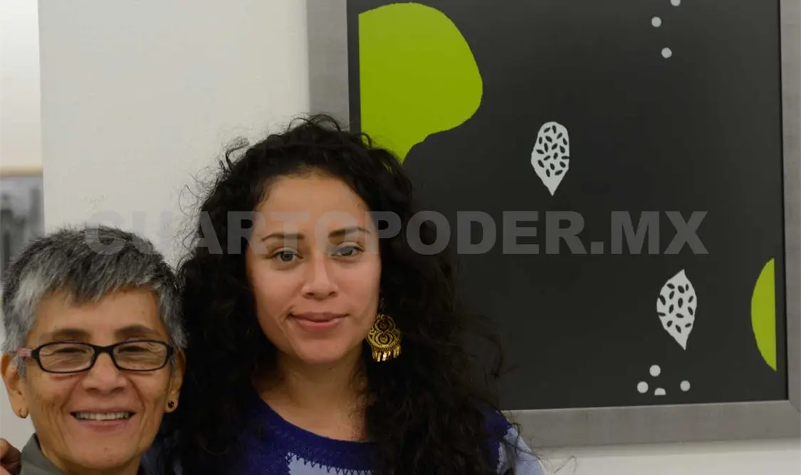 La artista Lucy Ovilla junto a su obra. Darwin Mendoza