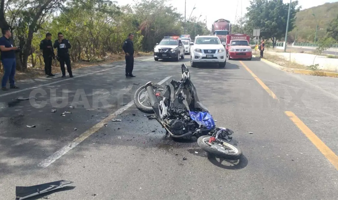 Arrollan a motociclistas y un camión aplasta la unidad