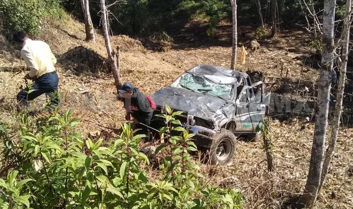 Camioneta se accidenta y deja a 14 personas lesionadas