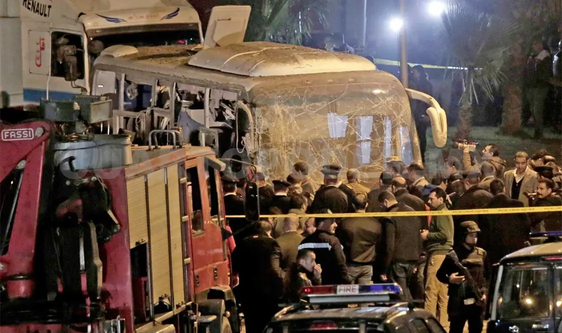 El saldo de la bomba que explotó al paso de un autobús turístico se había elevado a tres paseantes vietnamitas y su guía muertos. AP