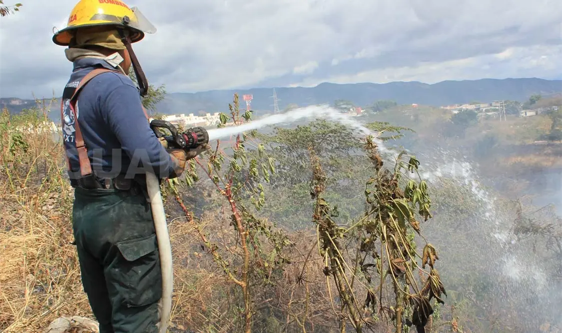 En un incendio de pastizal llegan a ocupar hasta cinco mil litros de agua; hay siniestros que se controlan con unos 100 litros. CP