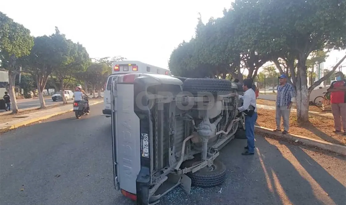 La falta de precaución provocó que ambas unidades colisionaran, sin embargo, el conductor de la camioneta perdió el control y terminó volcando. Edberg Mayorga / CP