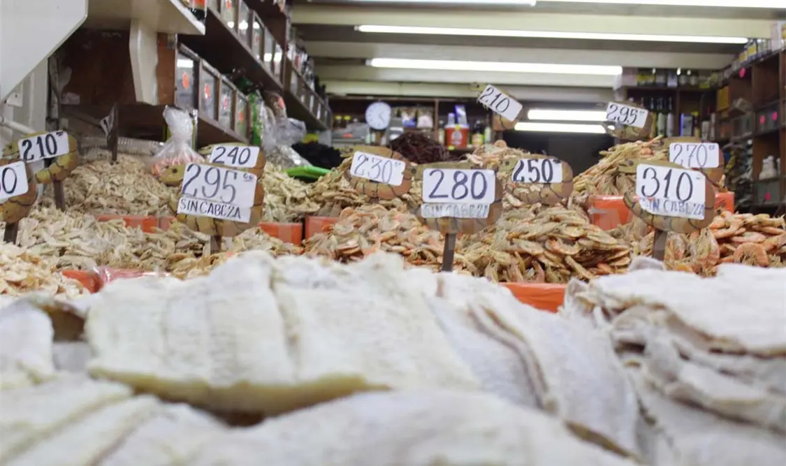 Mexicanos buscan en mercados los mejores precios para cena