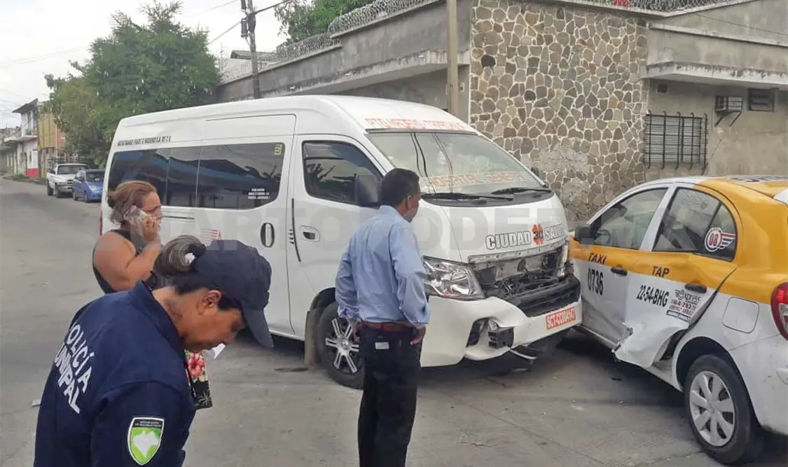Choque de colectivo y taxi deja tres lesionados