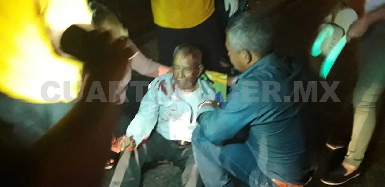 Adulto mayor colapsa de camioneta en movimiento