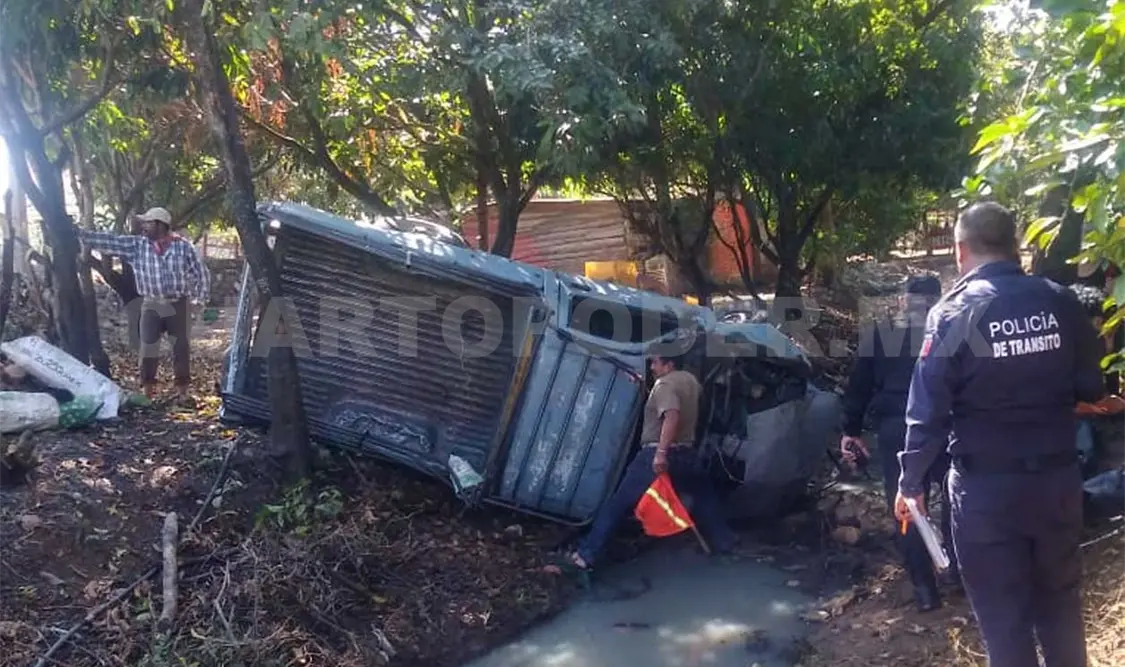 Una camioneta vuelca y quedan tres lesionados