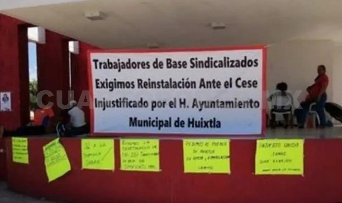 Empleados de ayuntamiento esperan ser reinstalados